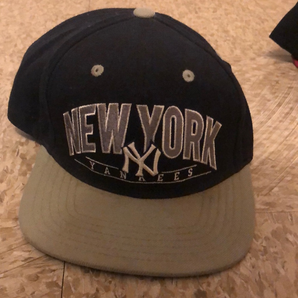 New York Yankees navy blue + grey snapback